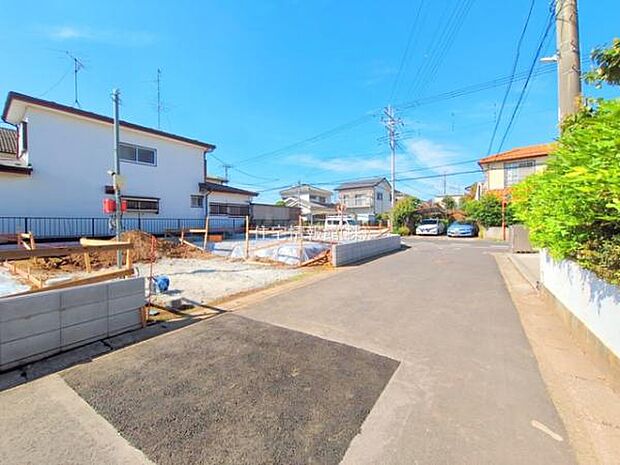 前面道路を含めた現地写真です。