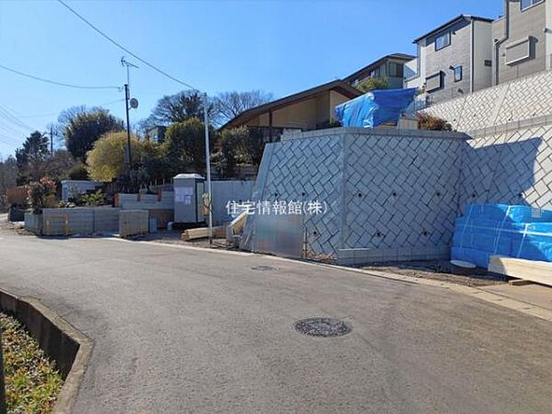 前面道路を含めた現地写真です。