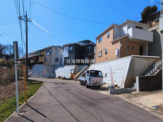 前面道路を含めた現地写真です。