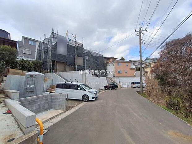 前面道路を含めた現地写真です。