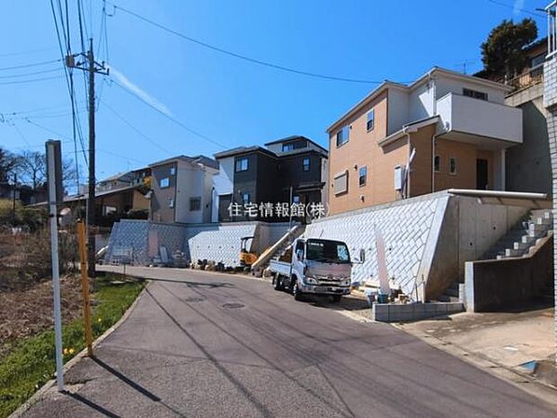 前面道路を含めた現地写真です。