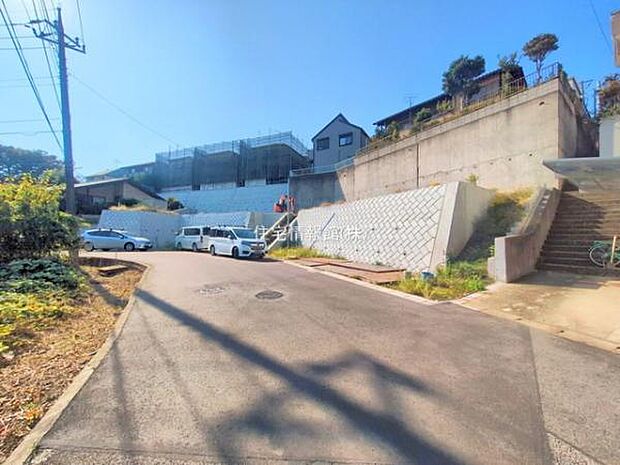 前面道路を含めた現地写真です。