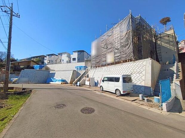 前面道路を含めた現地写真です。