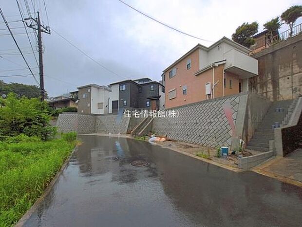 前面道路を含めた現地写真です。