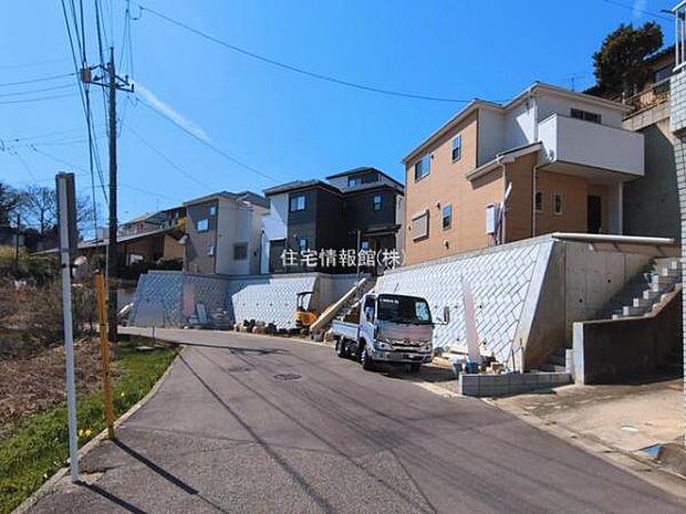 前面道路を含めた現地写真です。