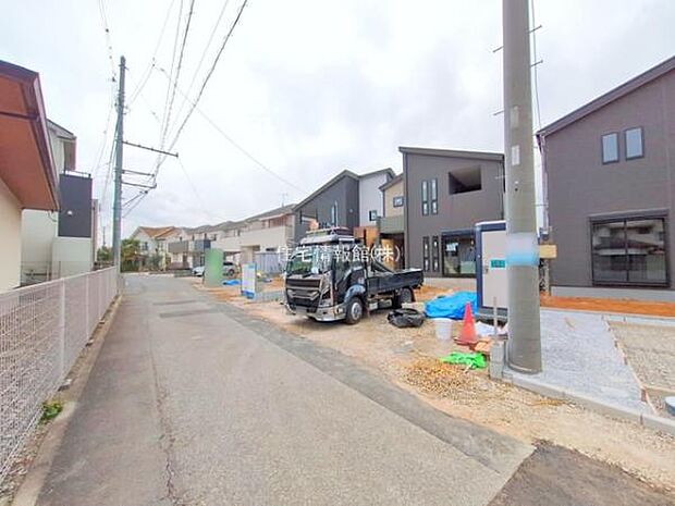 前面道路を含めた現地写真です。