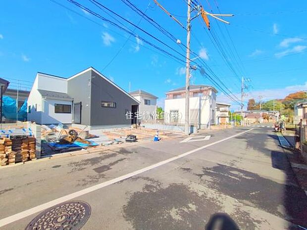 前面道路を含めた現地写真です。