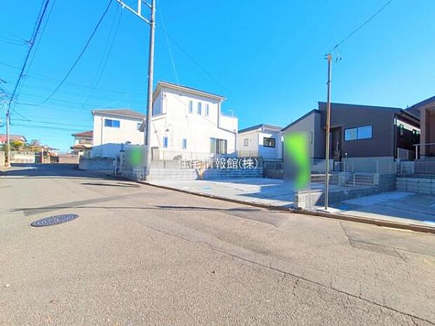 前面道路を含めた現地写真です。