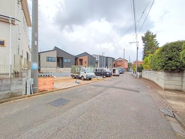 前面道路を含めた現地写真です。