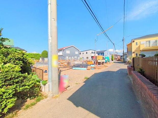 前面道路を含めた現地写真です。