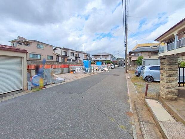 前面道路を含めた現地写真です。