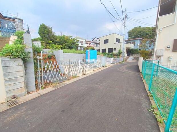 前面道路を含めた現地写真です。