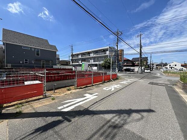 前面道路を含めた現地写真です。