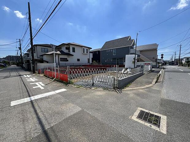 前面道路です。住宅地につき落ち着いた新生活を始められそうです。