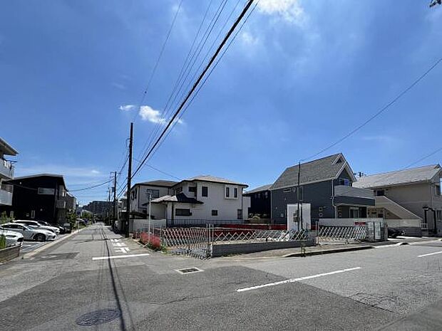 前面道路を含めた現地写真です。ぜひ周辺環境も併せてご覧ください。