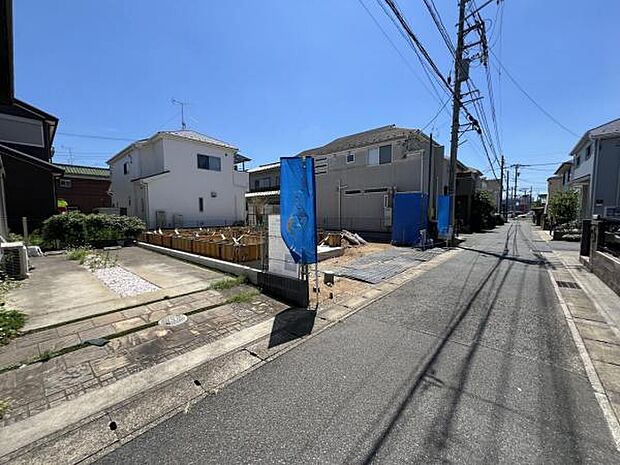 前面道路を含めた現地写真です。