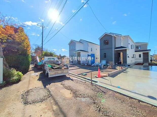 前面道路を含めた現地写真です。