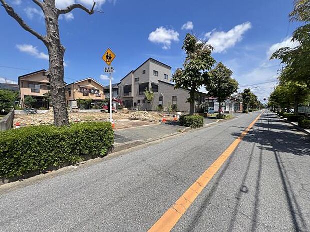 前面道路を含めた現地写真です。ぜひ周辺環境も併せてご覧ください。