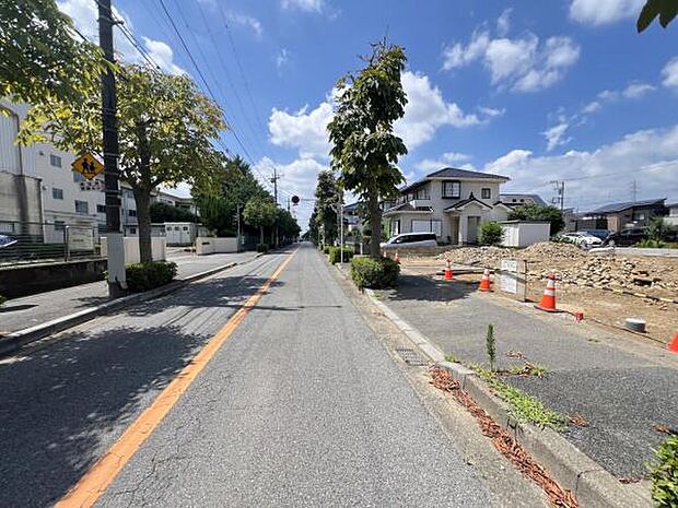 前面道路を含めた現地写真です。