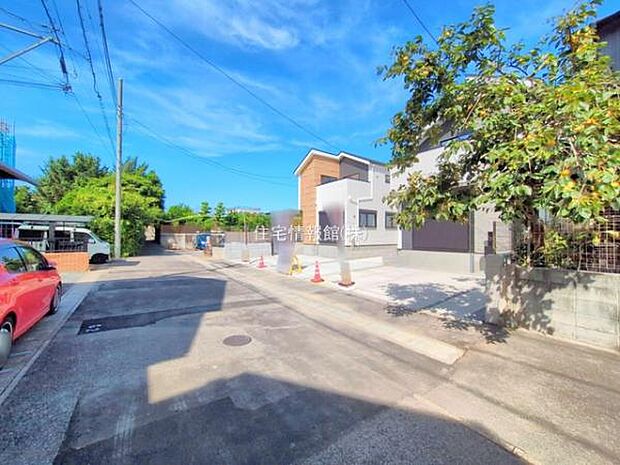 前面道路を含めた現地写真です。