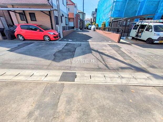 前面道路を含めた現地写真です。