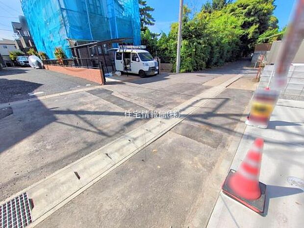 前面道路を含めた現地写真です。