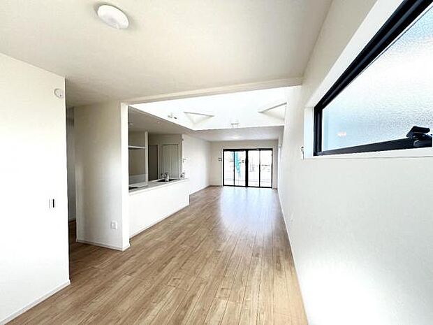 お食事中もキッチンと会話が楽しめるダイニングスペース。