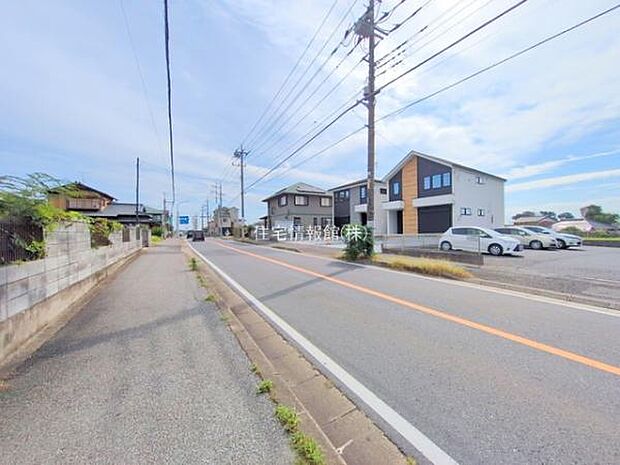 前面道路を含めた現地写真です。