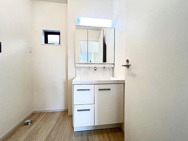 洗面化粧台です。朝の身支度から1日が始まります。