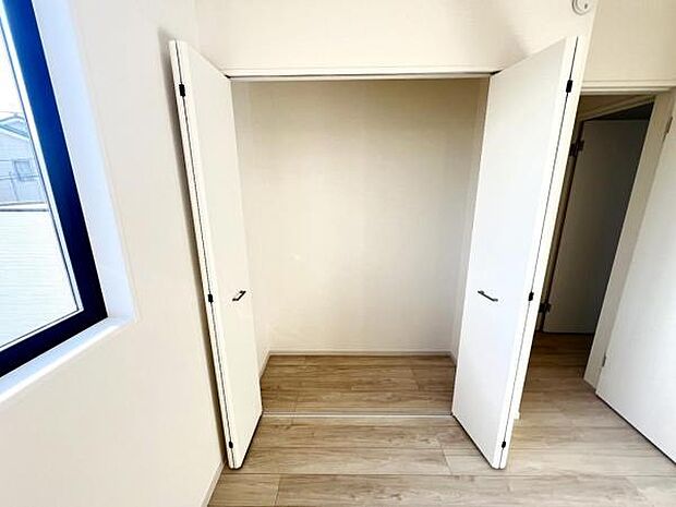 いつでもお部屋をスッキリお使い頂ける収納スペースを設置。