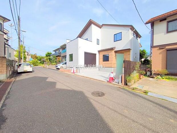 前面道路を含めた現地写真です。