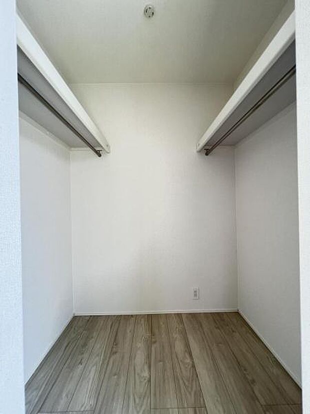 ウォークインクローゼットがあり収納スペースも豊富。季節物もスッキリ片付きそうです。
