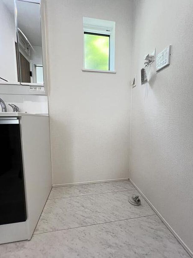 独立洗面台の横にはランドリースペースがございます。