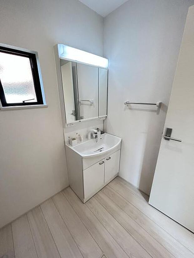 洗面化粧台です。朝の身支度から1日が始まります。