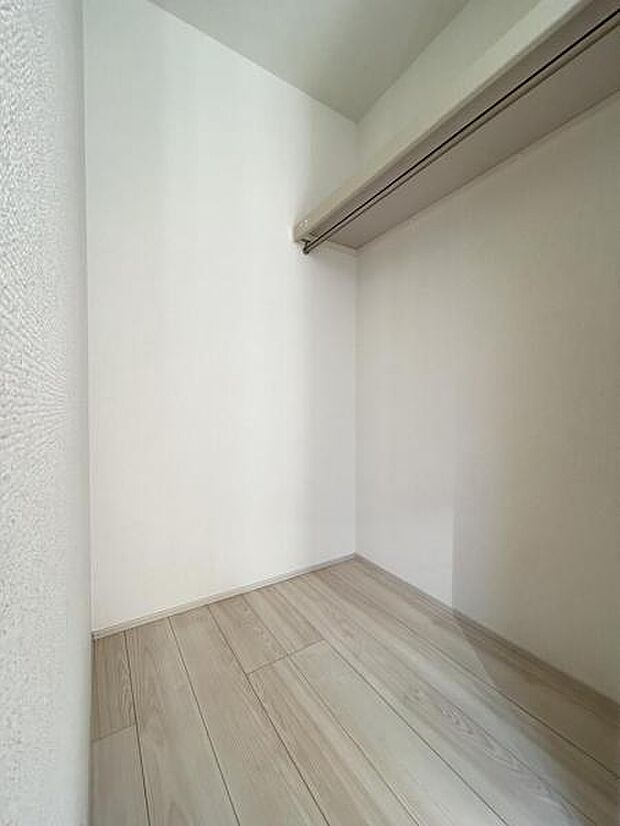 ウォークインクローゼットがあり収納スペースも豊富。季節物もスッキリ片付きそうです。