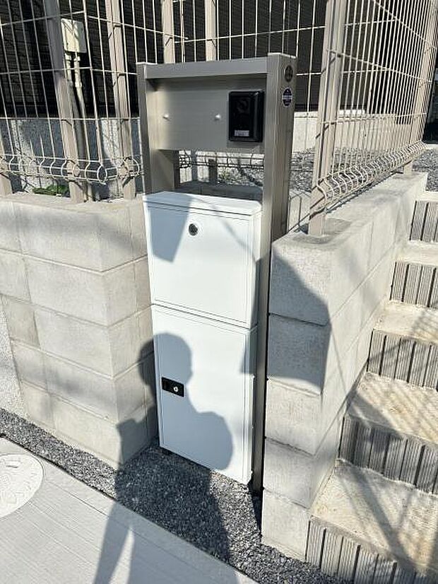 宅配ボックス付きの門柱のため、不在時の荷物の受け取りがとても便利です。