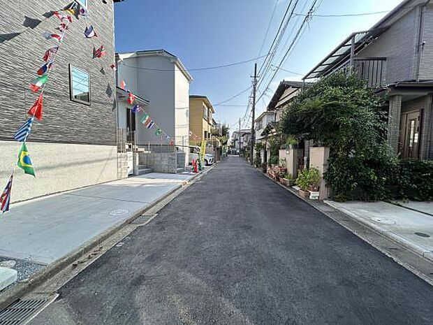 前面道路を含めた現地写真です。