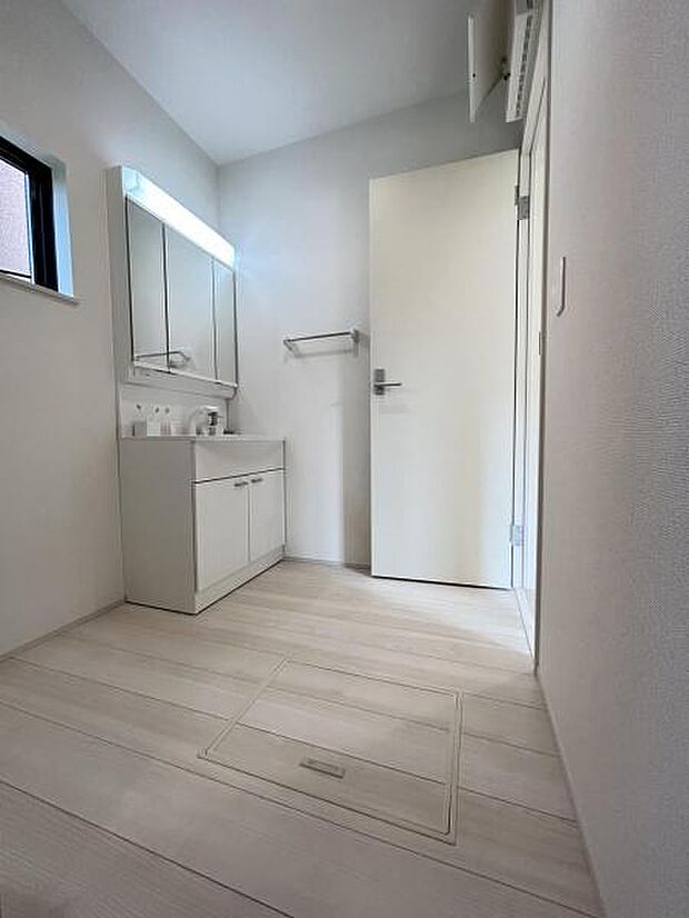 脱衣所は小さなお子様がいるご家庭にも重宝されます。