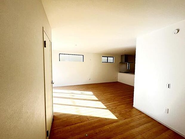 お食事中もキッチンと会話が楽しめるダイニングスペース。