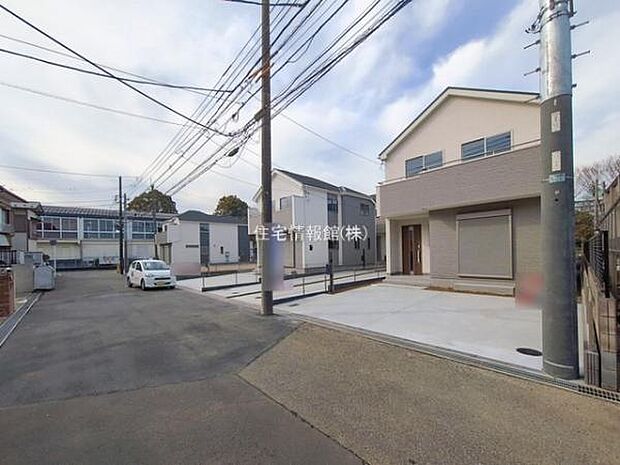 前面道路を含めた現地写真です。