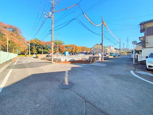 前面道路を含めた現地写真です。