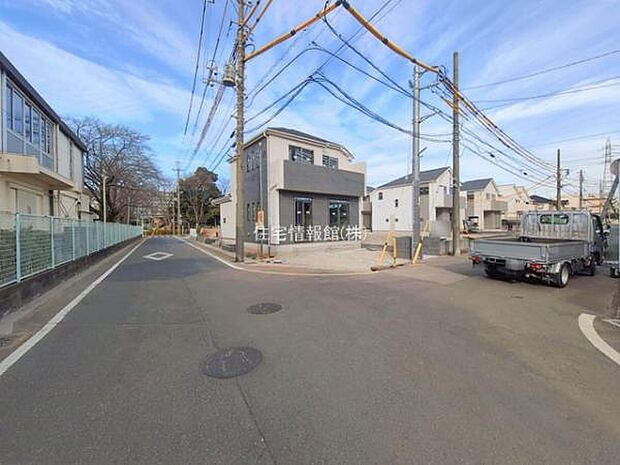 前面道路を含めた現地写真です。