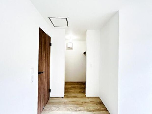 ウォークインクローゼットがあり収納スペースも豊富。季節物もスッキリ片付きそうです。