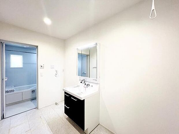 脱衣所は小さなお子様がいるご家庭にも重宝されます。