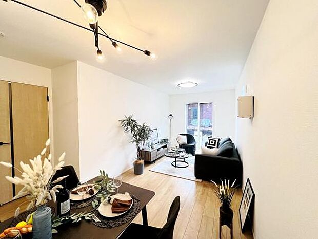 お食事中もキッチンと会話が楽しめるダイニングスペース。