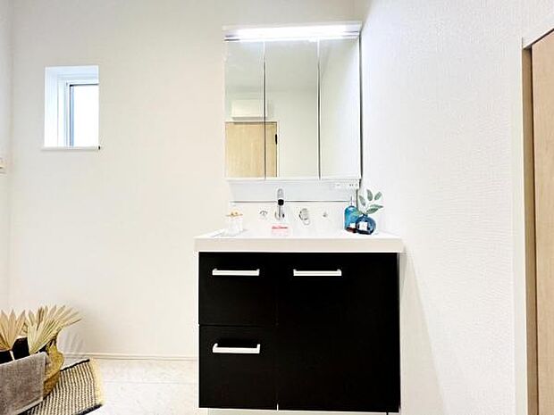 洗面化粧台です。朝の身支度から1日が始まります。