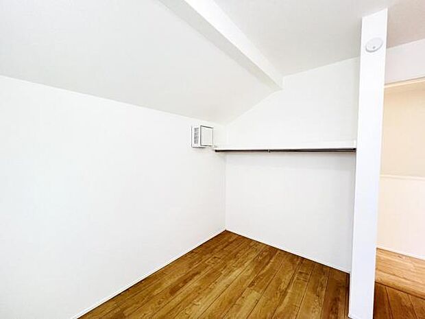 ウォークインクローゼットがあり収納スペースも豊富。季節物もスッキリ片付きそうです。