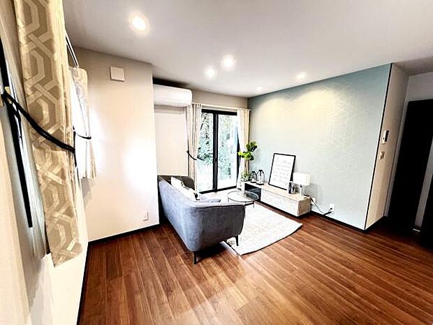 お食事中もキッチンと会話が楽しめるダイニングスペース。