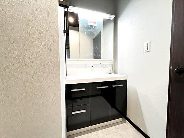 洗面化粧台です。朝の身支度から1日が始まります。