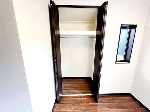 いつでもお部屋をスッキリお使い頂ける収納スペースを設置。